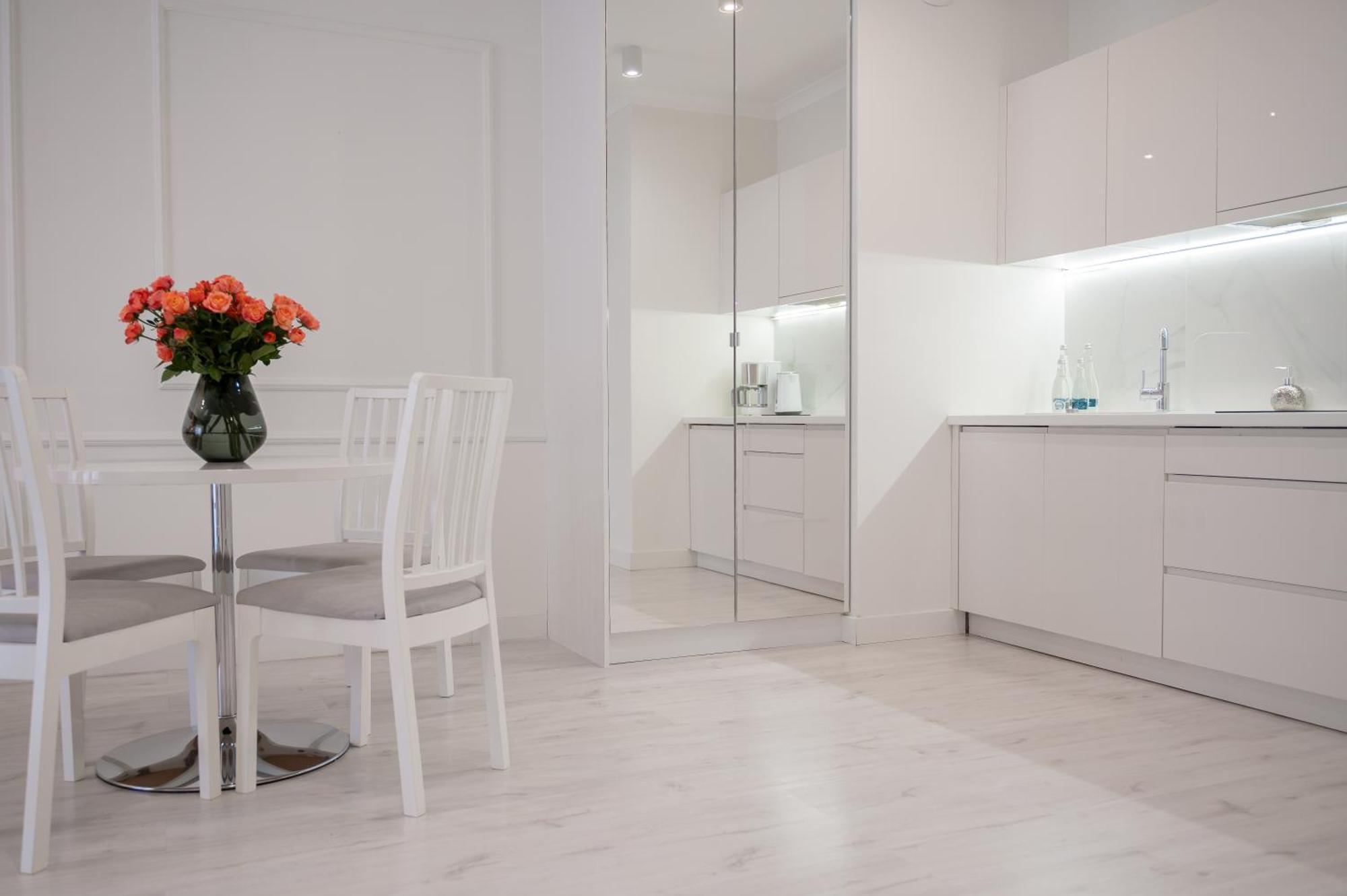 Mennica Residence - Grzybowska 43A Варшава Екстер'єр фото